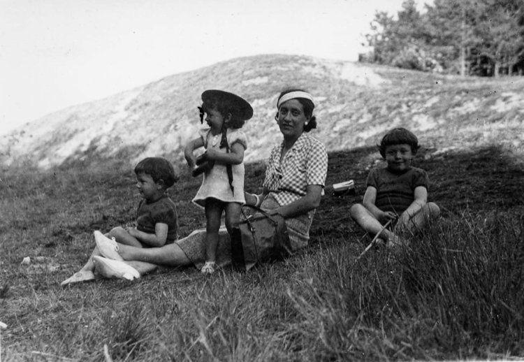 Mon père, son frère, sa soeur, sa mère, quelque part en Suisse, en 1941.